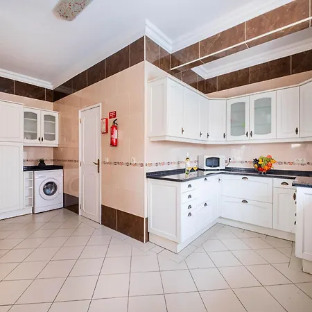 Villa In Algarve With Heated Pool And Beaches